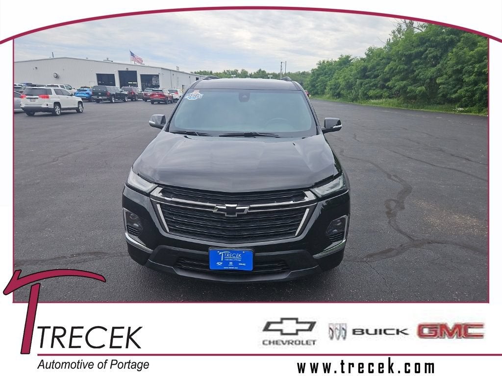 2023 Chevrolet Traverse LT Leather in Mosaic Black Metallic — front three-quarter view